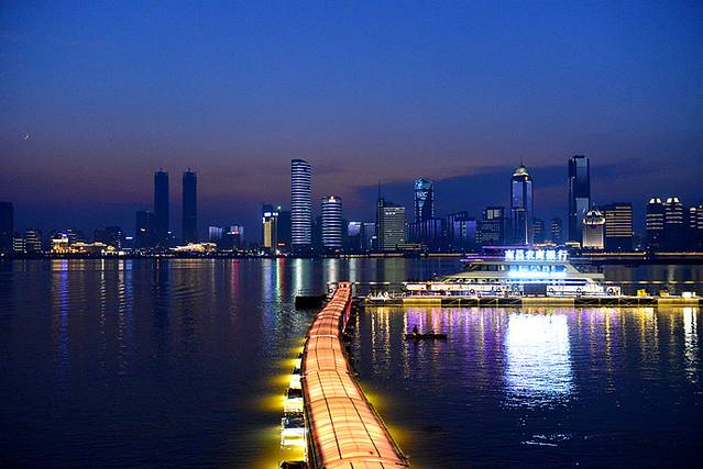 流光溢彩映英雄城 南昌燈光秀，一場(chǎng)現(xiàn)代與歷史的視覺(jué)交響