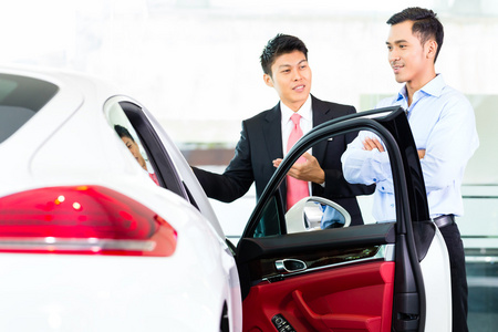 淺談汽車推銷員 角色、素材與視覺呈現(xiàn)